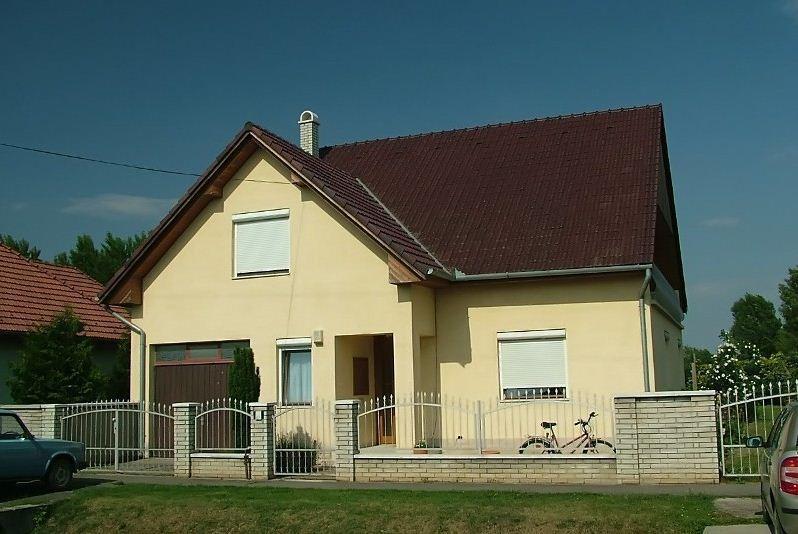 Boezsi Apartman Sarvar Bagian luar foto