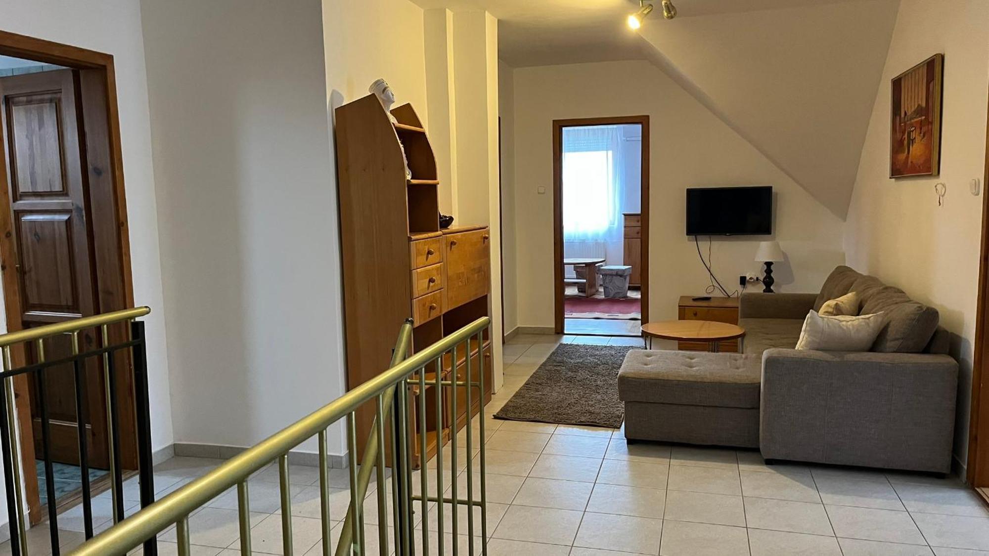 Boezsi Apartman Sarvar Bagian luar foto