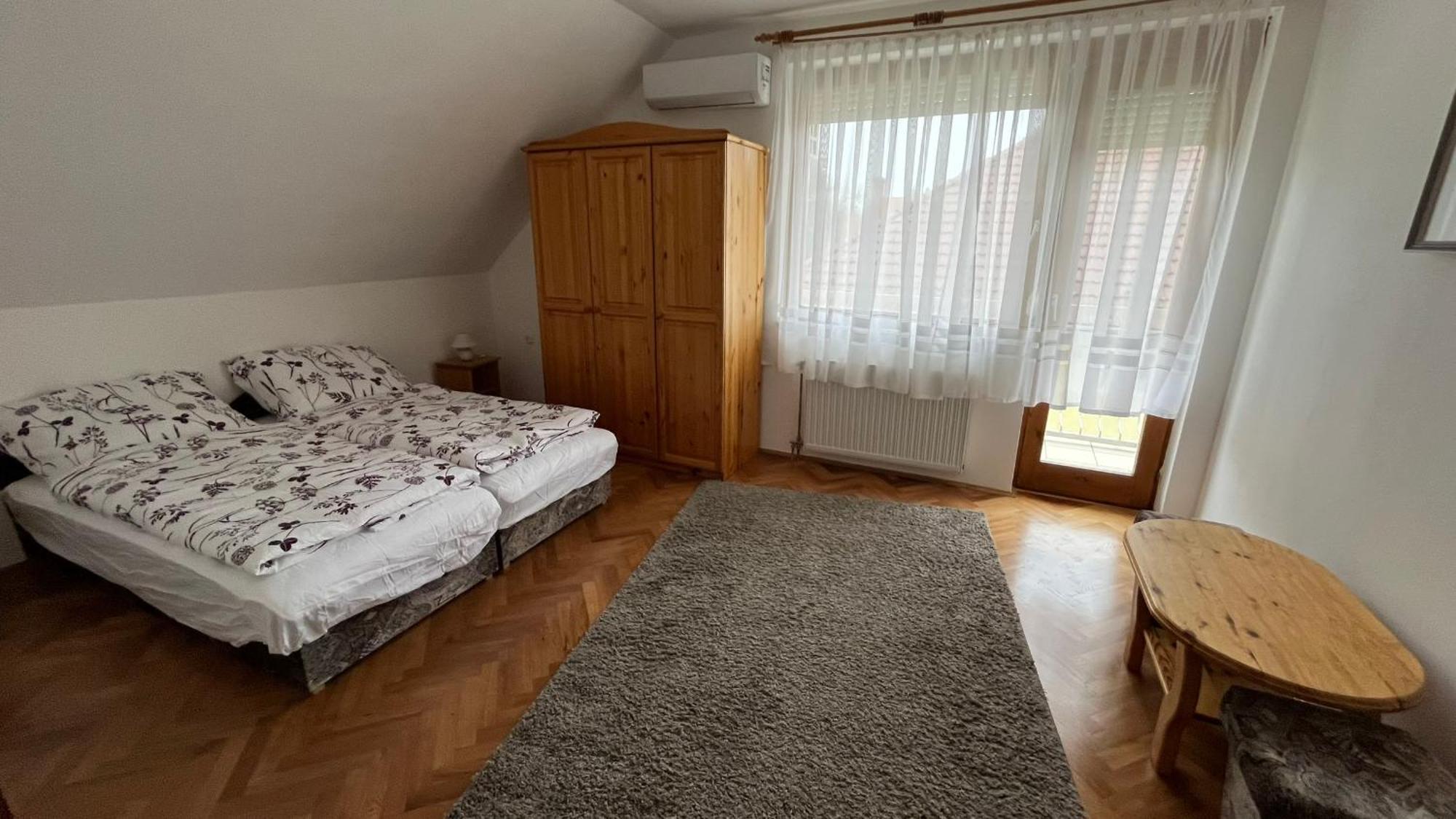 Boezsi Apartman Sarvar Bagian luar foto