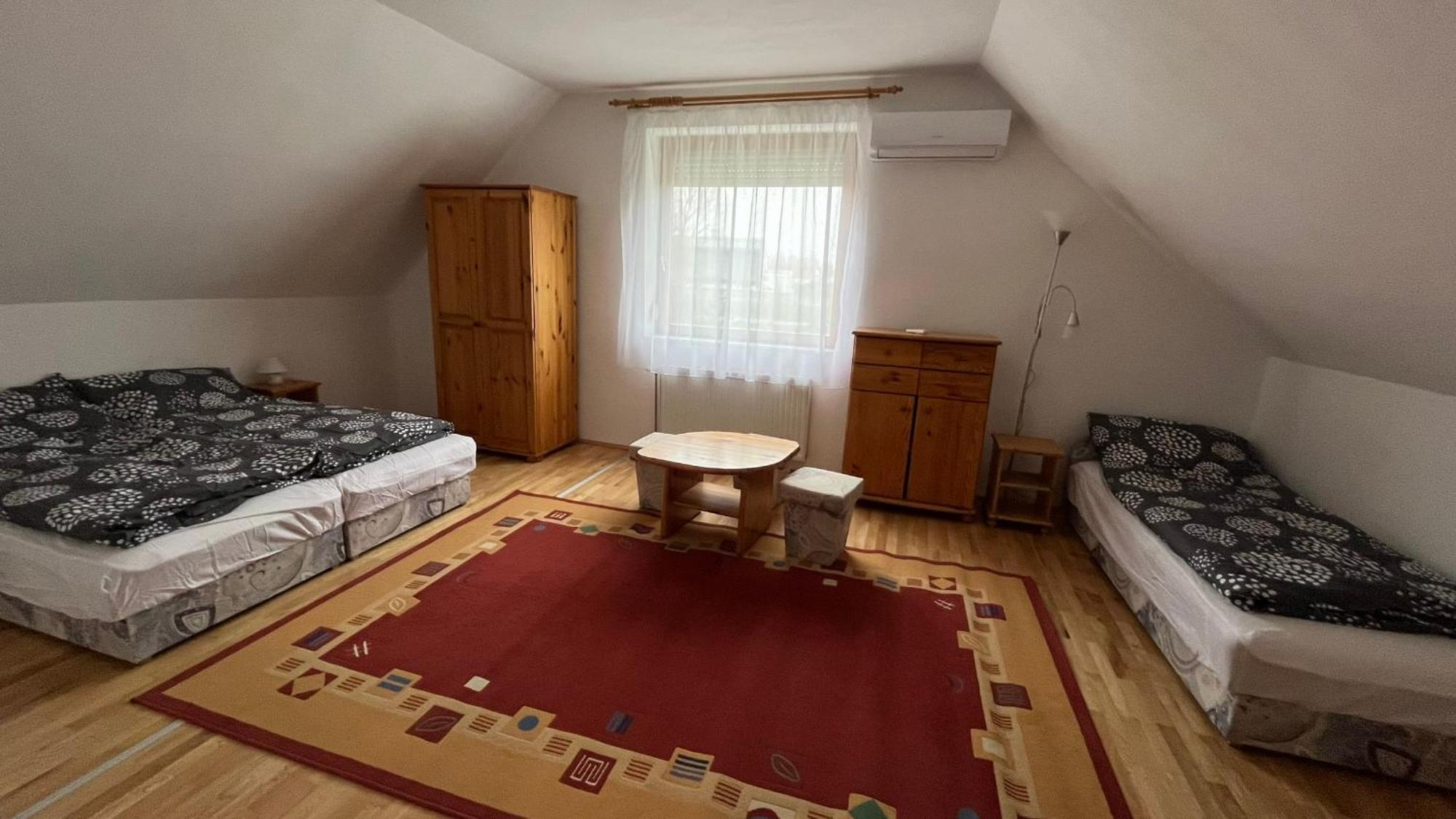 Boezsi Apartman Sarvar Bagian luar foto