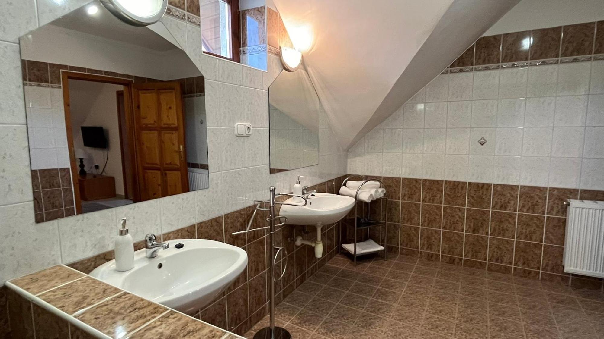 Boezsi Apartman Sarvar Bagian luar foto