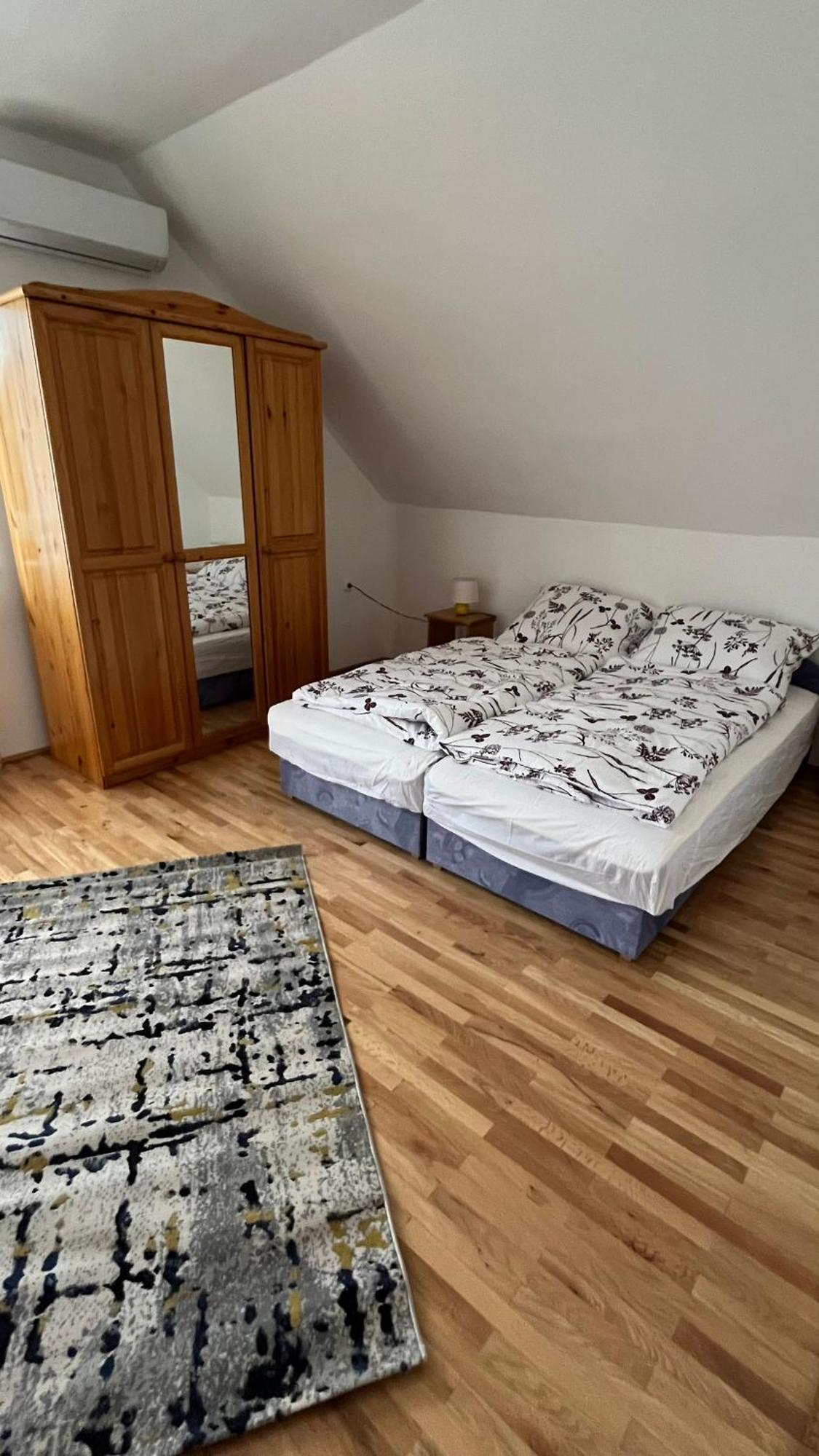 Boezsi Apartman Sarvar Bagian luar foto