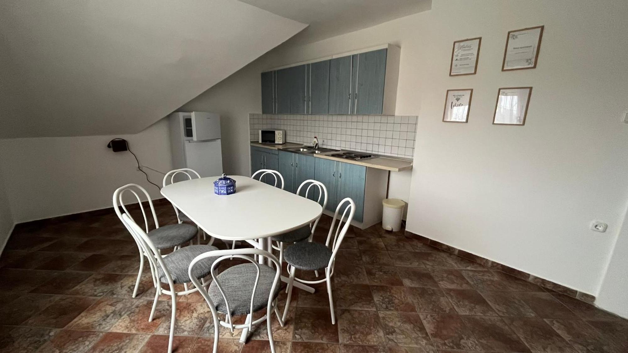 Boezsi Apartman Sarvar Bagian luar foto