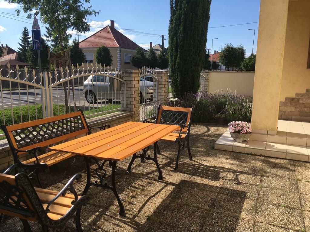Boezsi Apartman Sarvar Bagian luar foto